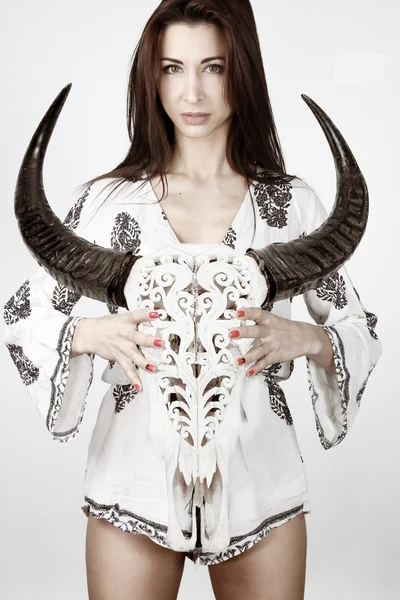 Boho ragazza holding un bufalo testa scheletro — Foto Stock