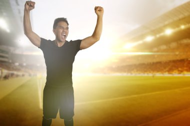 Futbol oyuncusu zaferini kutluyor