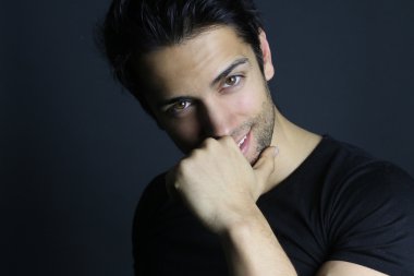 çekici bir adam poz