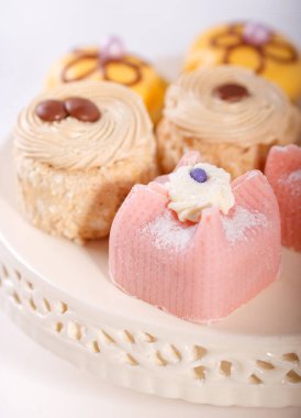 Petit Fours lüksü açık arkaplanda pastalar için bekleme, kapanış.