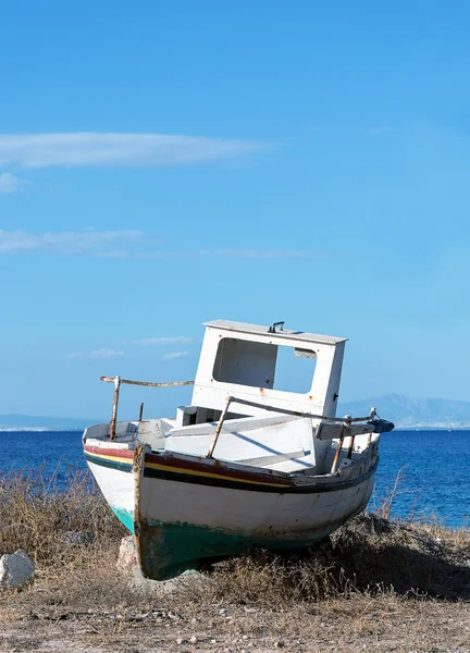 Deniz arka plan üzerinde eski tekne — Stok fotoğraf