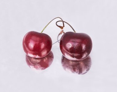 ayna yüzeyinde iki tatlı kiraz