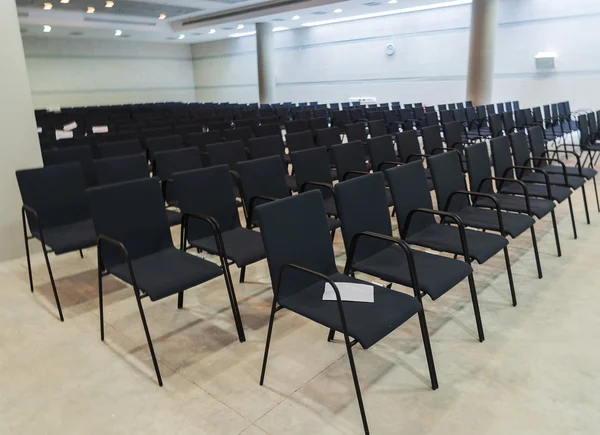 Sala conferenze con sedie Foto Stock