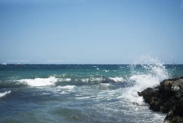 Yunanistan Arka Planda Dağlar Olan Yatay Deniz Manzarası — Stok fotoğraf