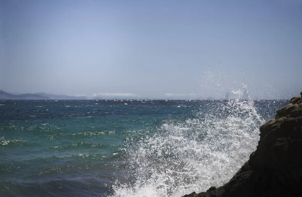 Akdeniz Yaz Mevsiminde Yelkenli Tekneli Dalgalar — Stok fotoğraf