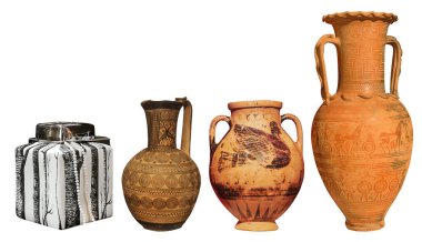 Beyaz arka planda büyük Yunan antikaları ve modern vazolar