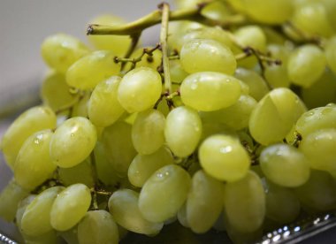 Bir tepside büyük bir üzüm ışığı - yakın çekim