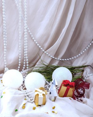 Gümüş göknarı ile yeni yıl kartı