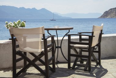 sandalye ile deniz manzarası