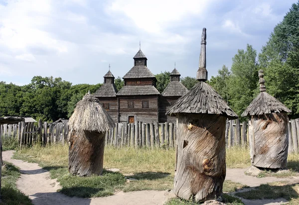 Ruches anciennes église en bois à proximité — Photo