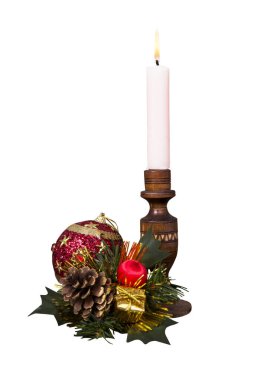 Yılbaşı süsleri ve beyaz arka plan üzerinde izole mum