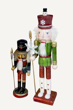 Yeni yıl tahta oyuncakları - beyaz arka planda izole edilmiş iki fındıkkıran