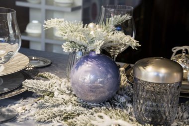 Masanın üzerinde güzel bir Noel ağacı topu