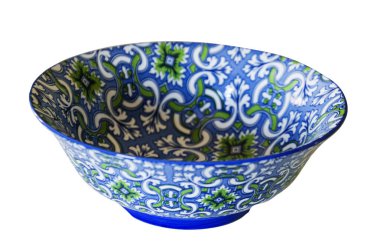 Porselen renkli derin plaka beyaz arka planda izole edilmiş.