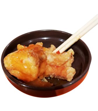 Beyaz arka planda izole edilmiş bir kasede kızarmış somon balığı.