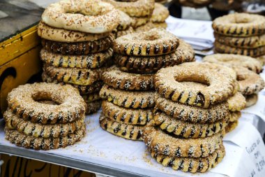 Bir sürü Yunan susamlı simit.