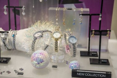 Atina, Yunanistan - 14 Aralık 2025 - Yeni Loisir saat koleksiyonu ve takıları