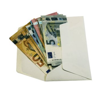 5, 10, 20 ve 50 'lik banknotlar beyaz arka planda izole edilmiş bir zarfın içinde.