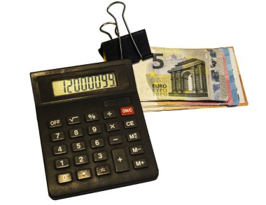 Beyaz bir arkaplanda izole edilmiş, ciltlenmiş bir hesap makinesi ve euro faturaları