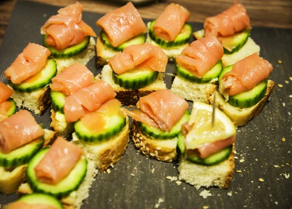 Kırmızı balıklı ve salatalıklı kanepeler. Yakın plan.