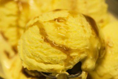 Karamelli mango dondurması. Yakın plan.