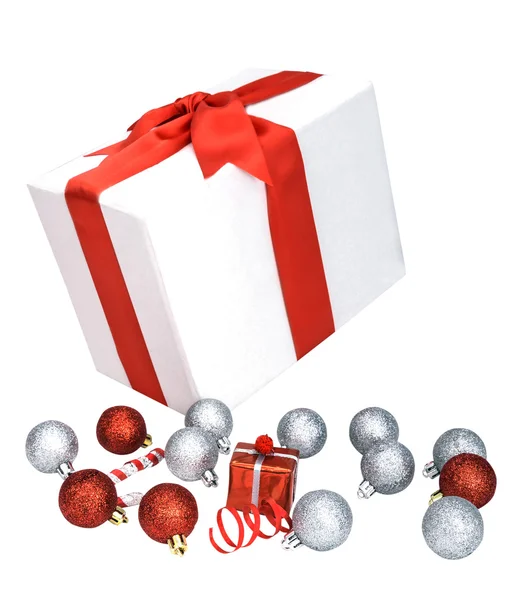 Beyaz hediye kutusu ve oyuncaklar — Stok fotoğraf