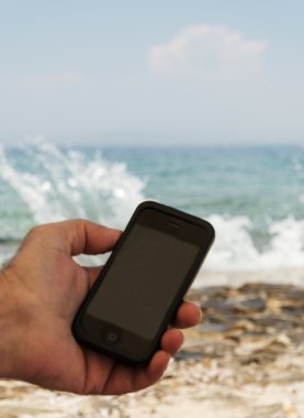 Deniz arka plan üzerinde telefon