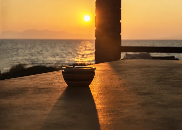 Керамическая ваза на закате морского лета — стоковое фото