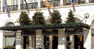 Topu ile Noel ağaçları