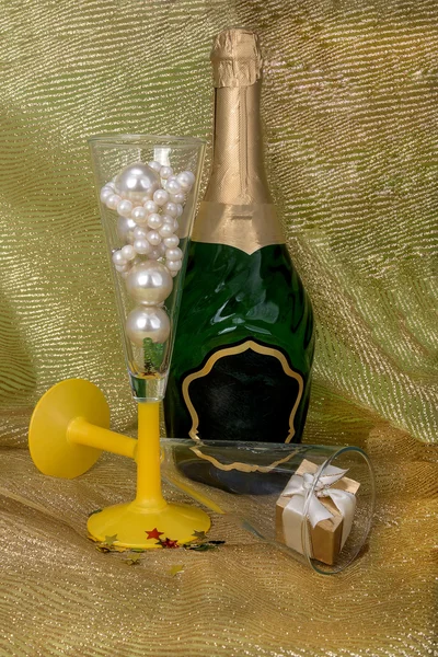 Champagne and glasses with gift — Stock Photo, Image