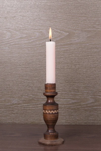 Kerze auf hölzernem Leuchter — Stockfoto