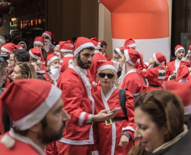 erkek ve kadın Noel Baba gibi giyinmiş ön planda