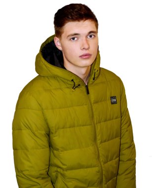 Sarı ceketli erkek modeli