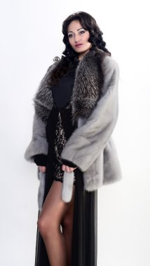 Kadın kürk modelinde duruyor