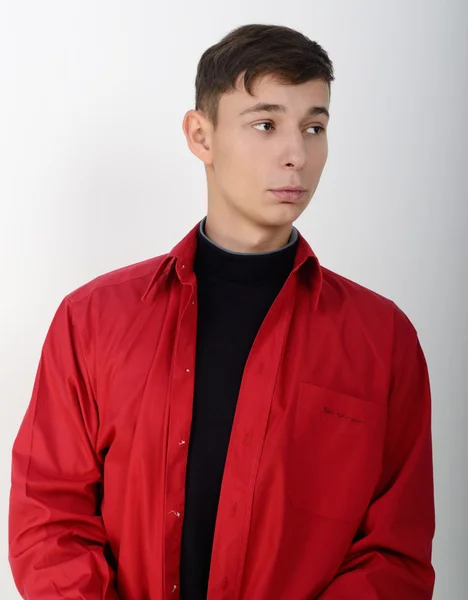 男模特穿着一件红色的衬衫 图库照片