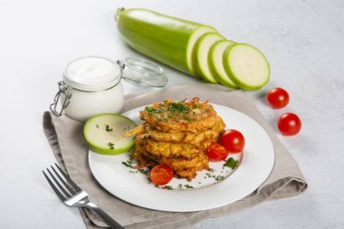 Beyaz masada domatesli ve ekşi kremalı kabaklı krep. Sebzeli krep..