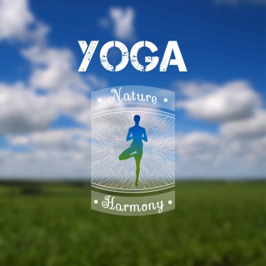 Yoga illüstrasyon. gün batımı bir arka plan üzerinde yoga stüdyosu adı.