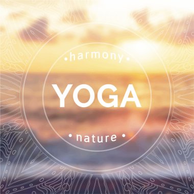 Gün batımı bir arka plan üzerinde Yoga stüdyosu
