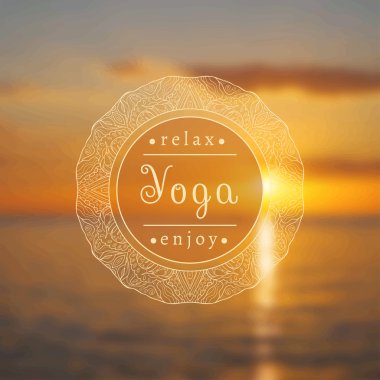 Gün batımı bir arka plan üzerinde Yoga stüdyosu