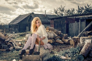 Ahşap arka plan üzerinde kız