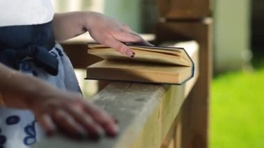 Kız parkta bir kitap okuma