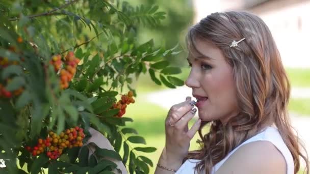 Hermosa joven comiendo bayas de otoño — Vídeos de Stock