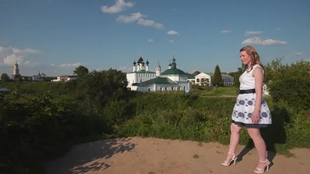 Όμορφη νεαρή γυναίκα περπατά σε ένα πάρκο το καλοκαίρι — Αρχείο Βίντεο