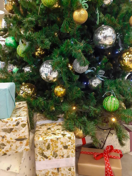          Noel süslemeleri süslenmiş bir Noel ağacında                