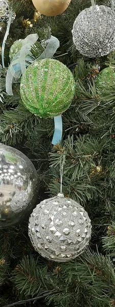 Noel ağacı. Renkli parlak dekorasyonlar