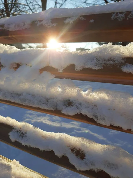Kar, ahşap bir yüzeyde erir.
