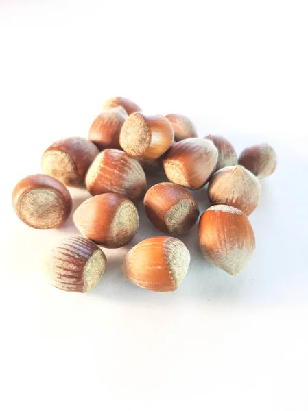 Beyaz arkaplanda fındık