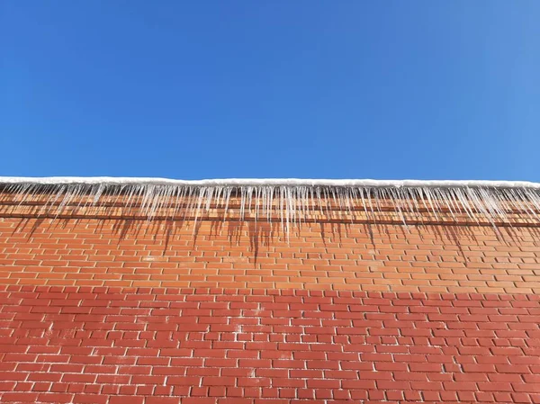 Binanın çatısında buz saçakları var.