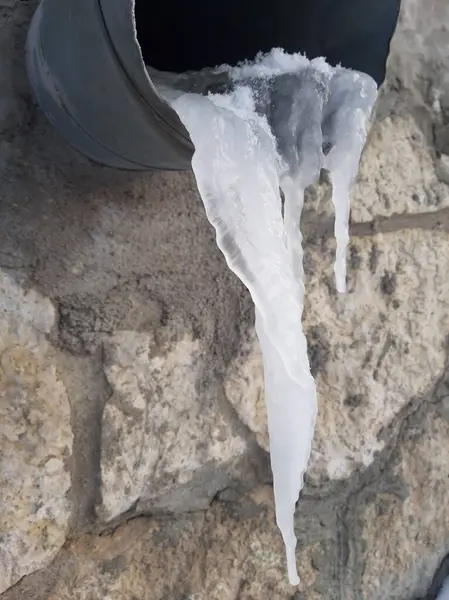 Großer Eiszapfen Aus Dem Fallrohr — Stockfoto