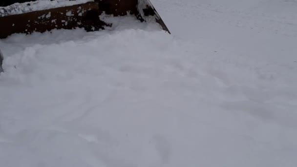 Śnieg Miniaturowym Wiadrem Ciągnika — Wideo stockowe